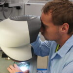 Foto 2. Pod mikroskopem sprawdzamy jakość zamontowanych elementów scalonych na płytce drukowanej.